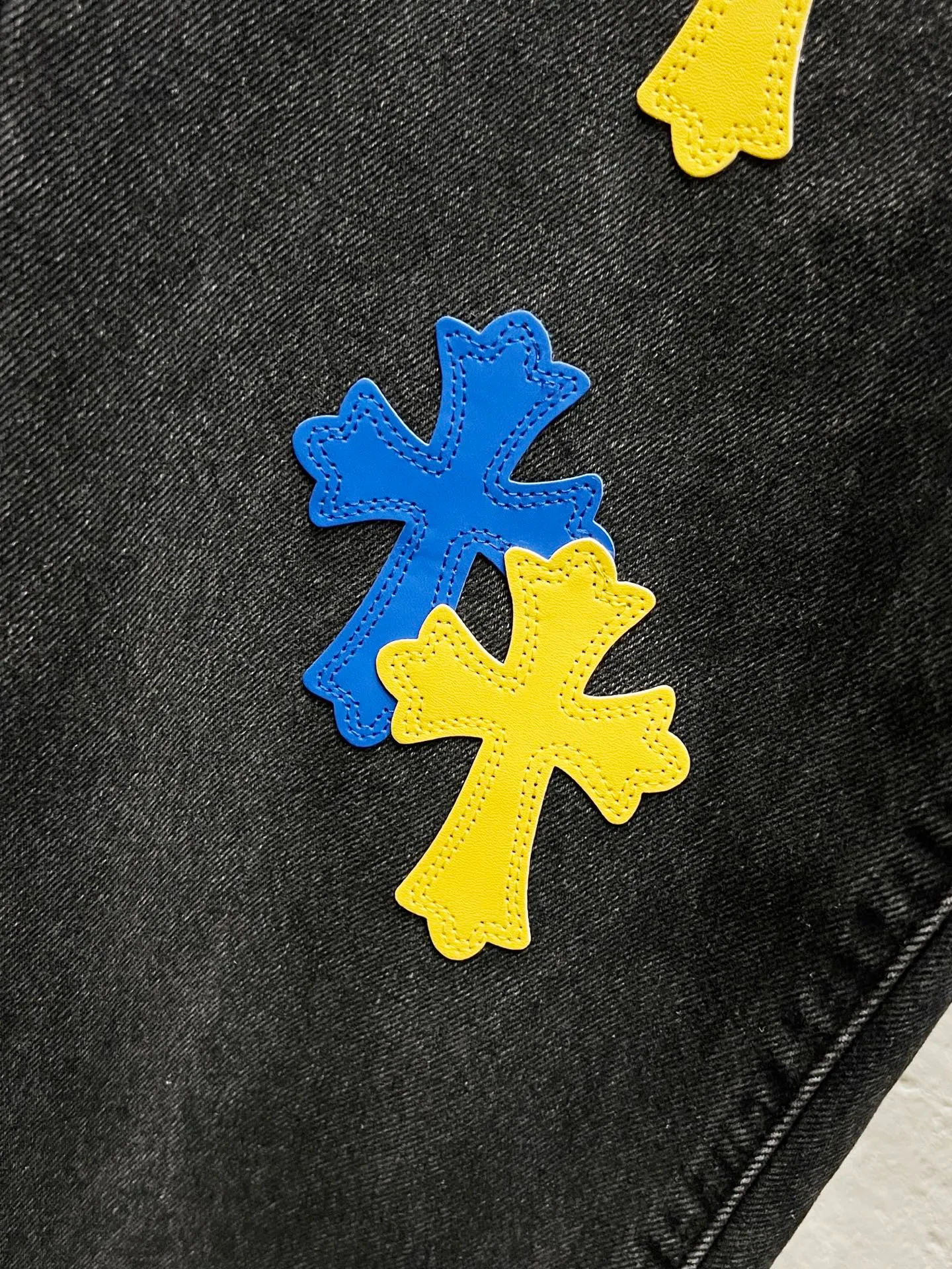 🅿️270 Style No.: H929 Chrome hearts & Chrome hearts 25ss blue and yellow leather black pants cross patch leather jeans CH Chrome hearts double knee cross patch leather bo1 version logging pants straight working pants B136 Chrome hearts cross Sanskrit overalls Counter price 24W level, patchwork cross flower embellishment, high waist washed jeans! ! Absolutely high-end luxury products, 1.9W level god-level single products, super popular products, made by top heavy industry, not to be missed. About Zangyin, this is an extremely luxurious fashion brand, which can also be called the nobles of the high street. It has always been an exclusive brand of some hipsters or rich second generation. Compared with ordinary high streets, it is more luxurious and noble. Compared with luxury brands, it has a more fashionable personality and has always been a brand that I have a special liking for. Imported yarn is custom-woven into a high-density twill canvas. While ensuring a stiff silhouette, the fabric feels very delicate. It follows the B01 classic silhouette. The upper body is stiff and stylish. The ready-made garments are stone-ground and fermented and can be matched with any style. Buttons and zinc brushing are washed with genuine YKK retro metal products. Double-layered canvas on the front. Perfect details. All hardware is perfect. Size: 30-32-34-36 Color: blue-yellow leather and black pants.